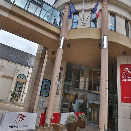 Comedy: Heart Of Town Facing The Na Region Poitiers Buitenkant foto