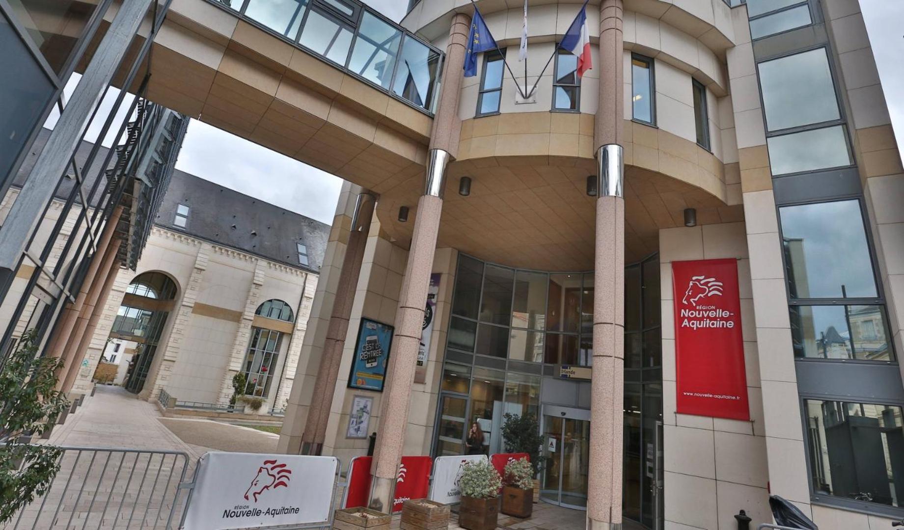 Comedy: Heart Of Town Facing The Na Region Poitiers Buitenkant foto
